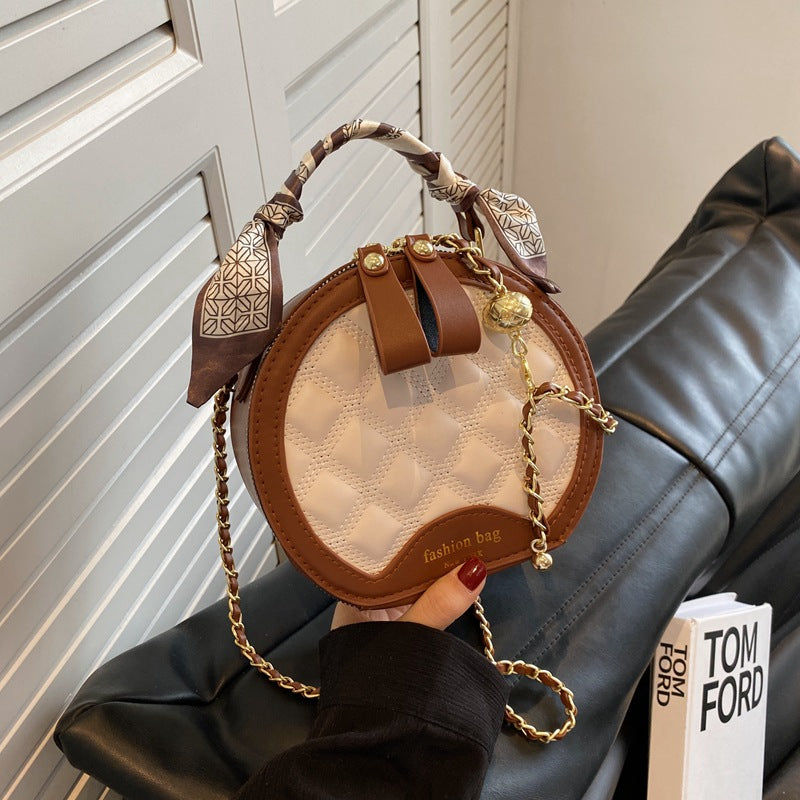 Petit sac rond brodé à motif losanges