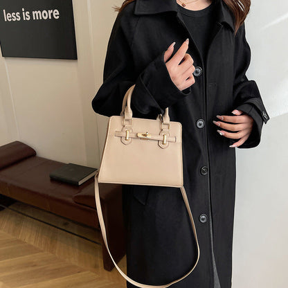 Sac bandoulière minimaliste à boucle en cuir