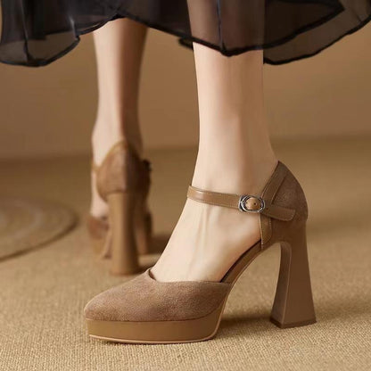Sandales à l'avant avec talons épais