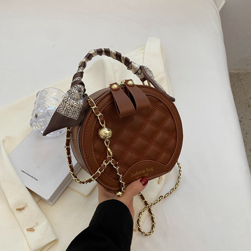 Petit sac rond brodé à motif losanges