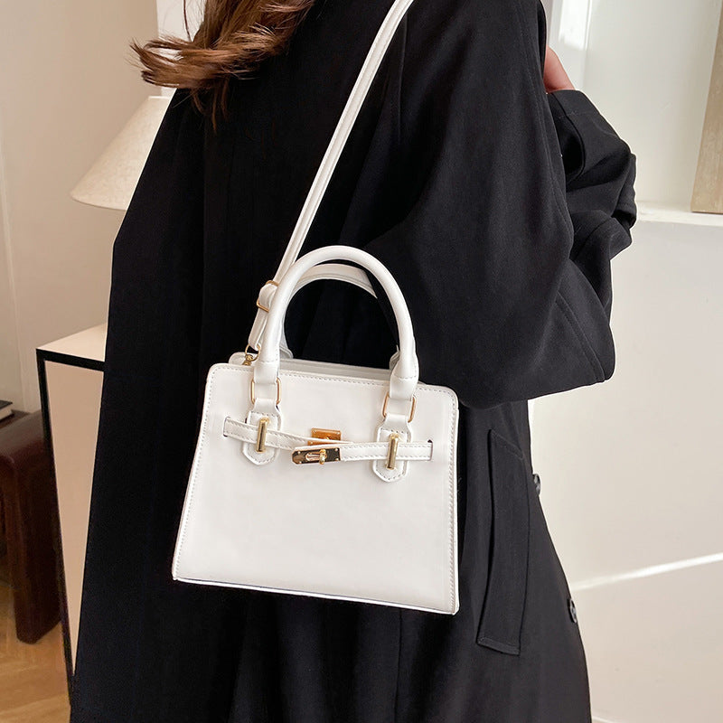 Sac bandoulière minimaliste à boucle en cuir