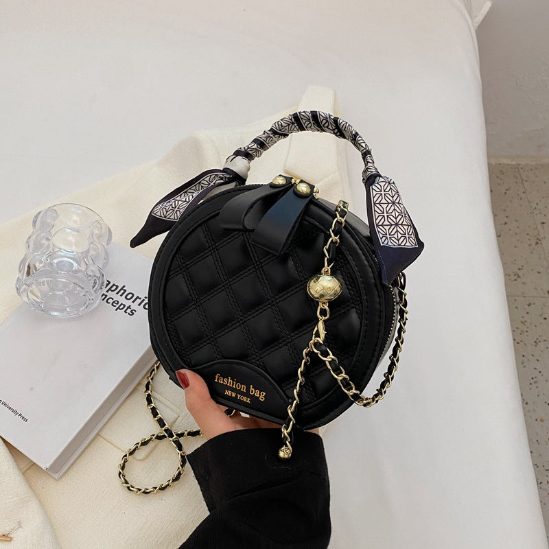 Petit sac rond brodé à motif losanges