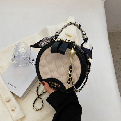 Petit sac rond brodé à motif losanges