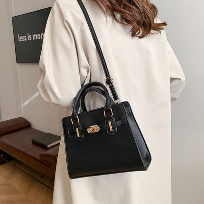 Sac bandoulière minimaliste à boucle en cuir