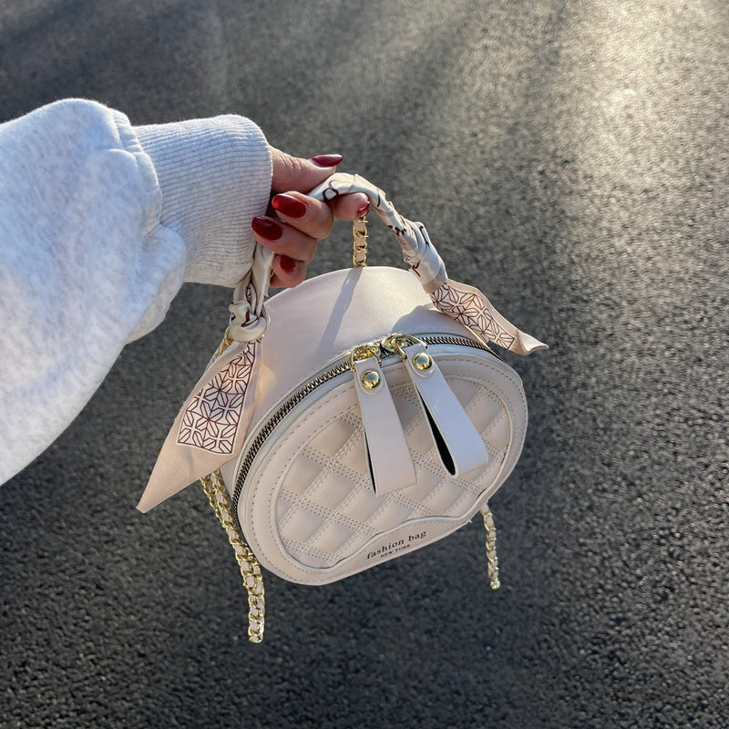 Petit sac rond brodé à motif losanges